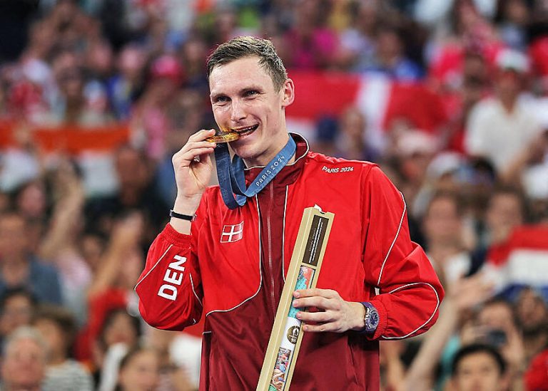 Axelsen, Đối Thủ Lâu Năm Của Chou, Bất Ngờ Giải Nghệ