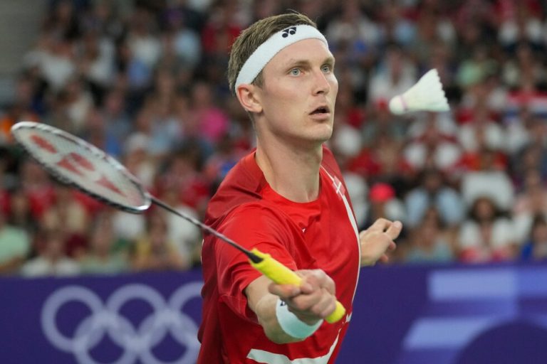 Huyền thoại cầu lông Viktor Axelsen giải nghệ vì đau lưng tái phát